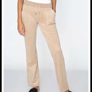  Beiga juicy byxor (äkta)  - Storlek xxs, har andvönt ganska många gånger, har sytt upp dom och sen har jag sytt ner dom igen så det är ett Jack där nere men det tänker man inte på 😊