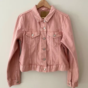 Jeansjacka - Gullig rosa jeansjacka i storlek S som är i fint skick och nästan aldrig använd. Den är perfekt till middagar eller vardag!💕