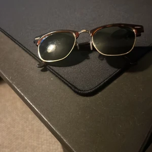 Raybans 100 kr - Jag säljer ett par raybans för 100  kr. De är i fett bra skicka är inte något trasiga. I ny pris kostar de 1200 kr