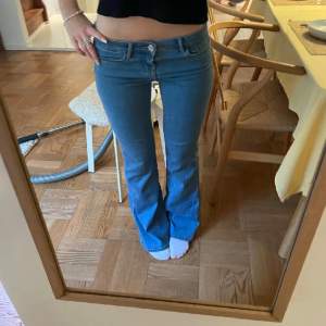 Säljer ett par SLUTSÅLDA lågmidjade blå bootcut jeans från ONLY. Kan användas när som helst!💕