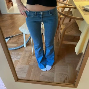 Blå bootcut jeans från ONLY - Säljer ett par SLUTSÅLDA lågmidjade blå bootcut jeans från ONLY. Kan användas när som helst!💕