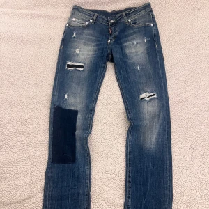 Dsquared2 jeans  - Dsquared2 till salu, använt 4-5 gånger. Dom har blivit för små på mig då jag har gått upp i vikt, fina och snygga till vardags. För mer bilder skriv i chatten.