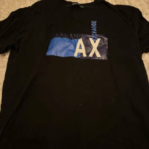  armani tshirt - Svart armanitshirt med blå text