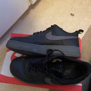 Hej san säljer Nike Air force skor storlek 44 , skorna är i använd skick nypris 1200kr mitt pris 600