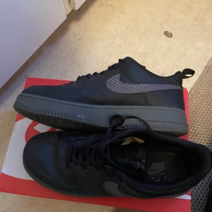 Nike Air force - Hej san säljer Nike Air force skor storlek 44 , skorna är i använd skick nypris 1200kr mitt pris 600