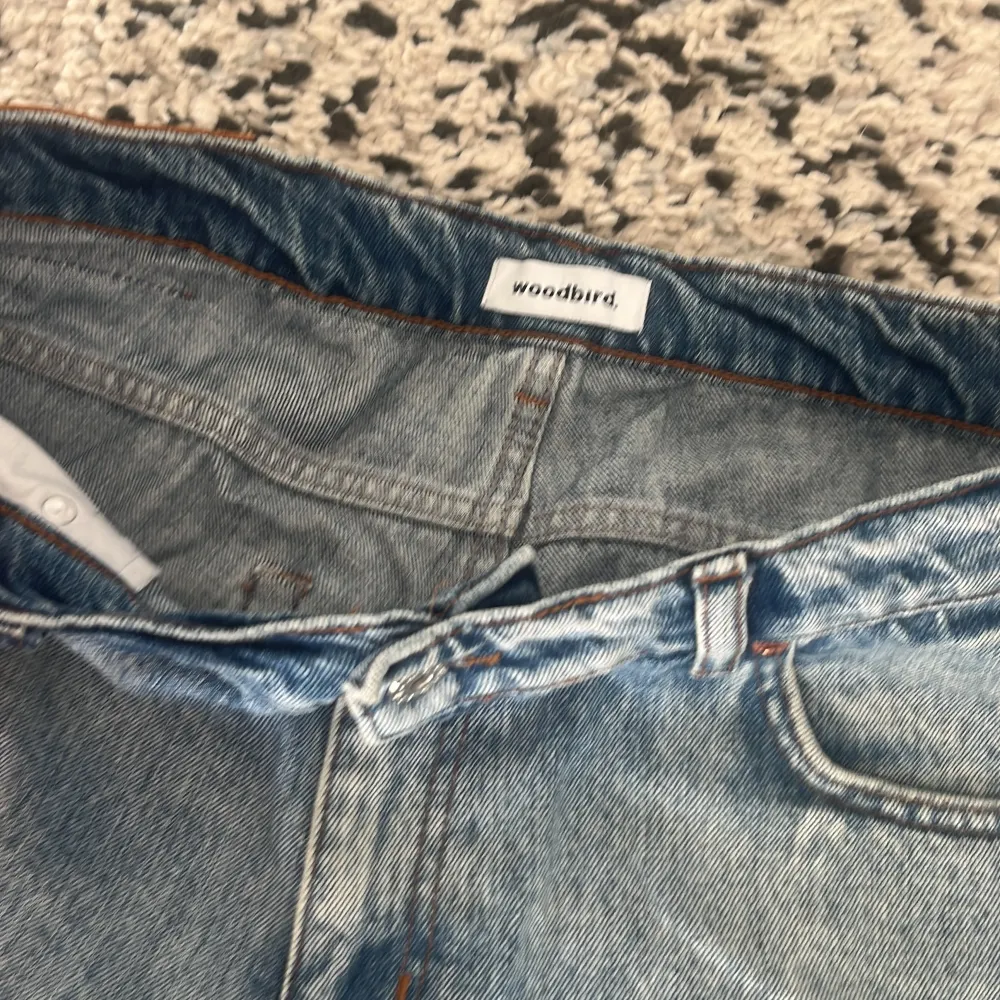 Storlek 32,34.  Snygga jeans av märket Woodbird, använda några gånger. Inget märkbart slitage.. Jeans & Byxor.