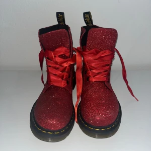 Dr Martens i rött glitter  - Röda glittriga Dr Martens i 38 