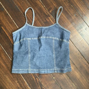 Denim topp - Denimtopp eller jeanstopp köpt secondhand, stl XS skulle säga att den passar 32-36. Har bara dessa bilder. 