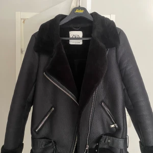 Zara Aviator Jacka - Jacka från Zara, som ny, inga skador på jackan. Köpt för 899. Storlek M men passar en S om man gillar oversized.