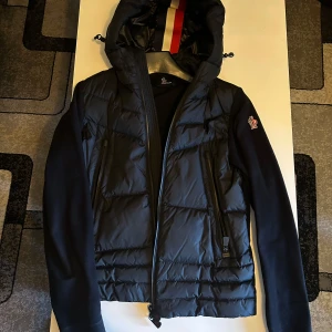 Moncler höst jacka i fleece och Dunn  - Bra skick använd få gånger inga slitningar eller hål.