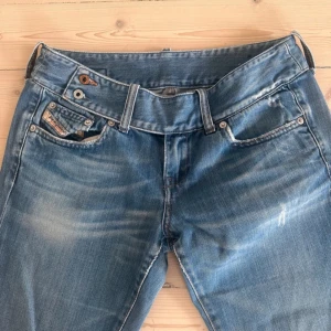Blå diesel jeans - Säljer då de inte passar mig, modellen bootcut och storlek 29 i midjan men är mindre i storlek så ca 26,27 skulle jag säga midjemåttet är 38cm och innerbensmåtten 76cm🩷