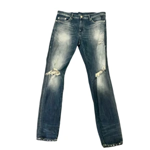 True Religion Jeans - Hej! Säljer ett par jätte fina True Religion Jeans. Jeansen är storlek 34 och har en ripped washed look. Kan sänka priset vid snabb affär.