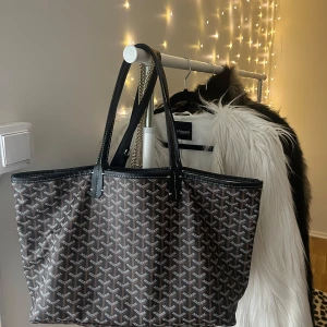 Handväska - Nyskick 🤎 mått: ca 30x40