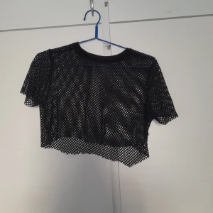 T-shirt - En tröja för vår/sommar när man kan ha ett linne under, har klippt den kort själv