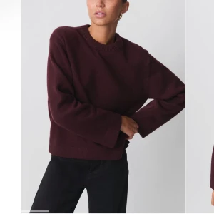 Vinröd stickad tröja - Från Ginatricot i strl M, lappar kvar💖