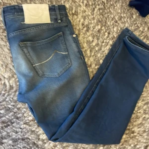 Jacob Cohen  - Säljer dessa feta Jacob Cohen i strl 32 i väldigt fint skick. Det är 622 modellen som är väldigt trendig nu.