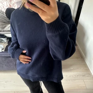 Collage tröja - Zara - Super snygg collegetröja från zara, perfekt till hösten med snygga detaljer vid hals och armar! Nypris: 399 kr