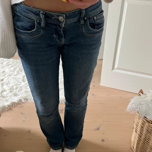 Blå jeans med låg midja - Säljer ett par snygga blå jeans med låg midja från ltb modellen valerie. Nyskick storlek 28/30