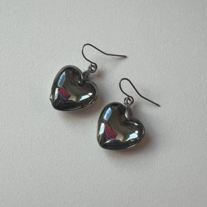 Hjärtformade örhängen  - Örhängen i fint skick 