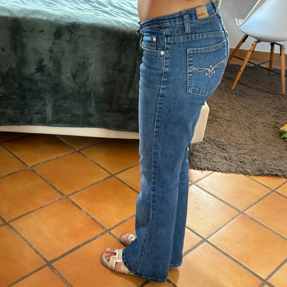 Lågmidjad jeans i bra skick,bootcut style - väldigt sköna och tunna så perfekt för sommaren 🌱 finns en vit liten fläck nere på byxan . Jeans & Byxor.