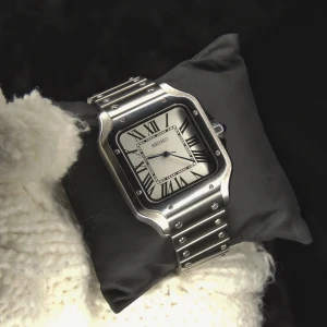 Seiko Santos Mod - Säljer en Sjukt vacker Seiko Santos Mod! Helt ny.  Sapphire glas  Japansk NH35 movement  Case storlek 38mm  Hör av er vid frågor! 