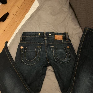 true religion jeans  - Snygga mörkblå jeans från true religion i storlek 27, pris kan diskuteras. Lågmidjade