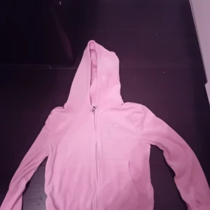 💗Barn Rosa Juciy Couture hoodie💗 - Nu säljer jag min jättefina ljusrosa Juciy Couture hoodie st. 7-8 år. Inte använd mycket & väldigt fint skick! Köparen står för frakten! 