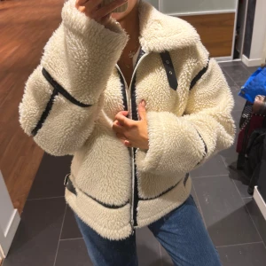 Zara teddy jacka - Super fin jacka från zara i teddy material med snygga detaljer. Storlek xs. Använd köp nu! Super fint skick och nypris är 1200kr