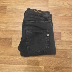 Dondup jeans - Tja! Stilrena Dondup jeans i en schysst grå tvätt, storlek 30. 8/10 skick utan några defekter. Priset är ej hugget i stenen. Skriv vid minsta lilla fundering!