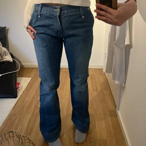 Levisjeans - Snygga vintage utsvängda o lågmidjade levisjeans. Står ej storlek men uppskattar xs/s, midjemåttet är 75💌