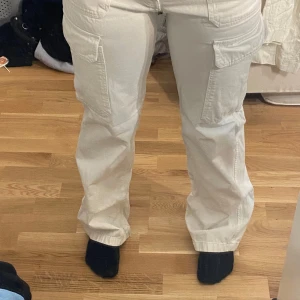 Vita cargopants - Säljer ett par vita cargopants. Pris kan diskuteras 