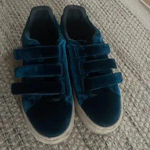 Sandro sneakers - Såå snygga men tyvärr lite för stora för mig så knappt använda, stl 40 men passar nog bättre stl 41 ❤️ Städar upp dom innan jag postar ❤️