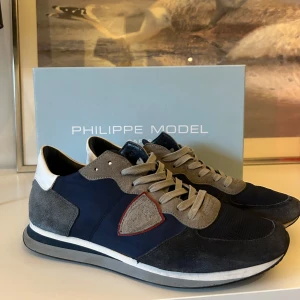 Phillipe Model trpx  - Säljer dessa sjukt snygga phillipe models! Köpte dom nyligen här på Plick men dom visade sig vara för små för mig, därav säljer jag de vidare. En liten skada på framsidan av tån vilket gör att priset är såpass lågt. Annars väldigt fint skick! Vid funderingar är det bara att höra av sig!