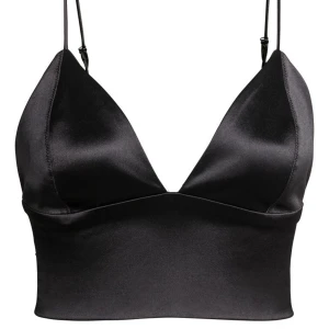 Topp satin - Två toppar i satin från HM 😍 En för 150kr eller båda för 200kr. Kom aldrig till användning så nu säljs dom. Nypris 300kr st.