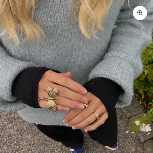 Trollslända ring  - Skit snygg justerbar guldring i rostfritt stål🥰🥰mer guldig i verkligheten, kom privat för egna bilder!!