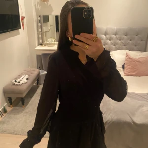 Svart klänning - Jag säljer denna söta klänning från Gina tricot för att jag inte fått användning av den så den är väldigt bra skick. 💖