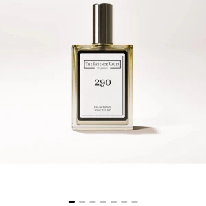 Parfym 290 från The Essence Vault tobacco vanilla - Inspirerad av tom ford tobacco vanilla.       Upptäck doften 290 från The Essence Vault, en Eau de Parfum i en elegant glasflaska med metallock. Flaskan rymmer 100 ml och har en stilren etikett. Perfekt för den som söker en unik och sofistikerad doftupplevelse.                          Pris kan diskuteras