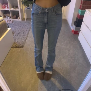 Blå jeans  - Passar perfekt för mig som är 165 och brukar bära XS. Bra skick och skriv gärna för frågor 💗