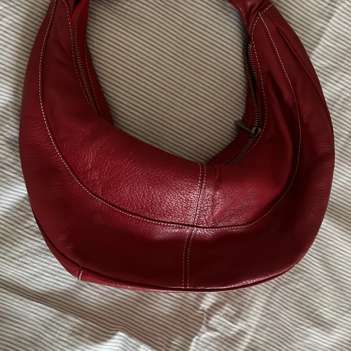 Röd axelväska i skinn - 90