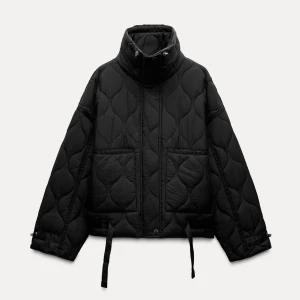 Svart quiltad jacka från Zara - Snygg och trendig svart quiltad jacka från Zara i storlek S. Jackan är aldrig använd och har alla lappar kvar, en perfekt höst/vår jacka. 