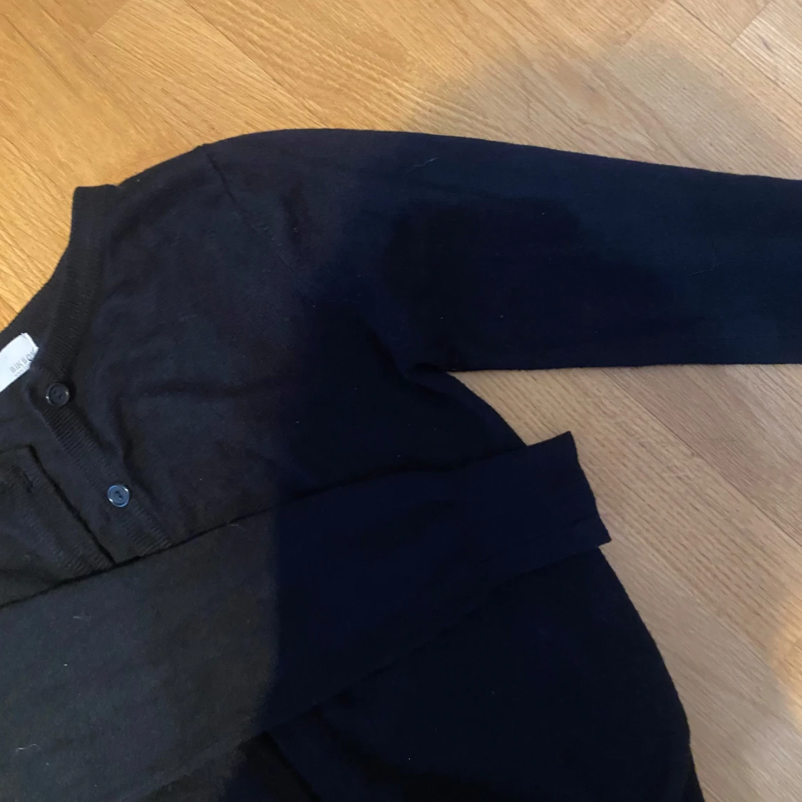 Svart kofta med knappar - 91