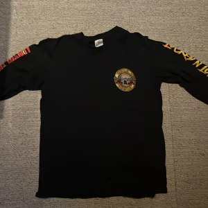 Svart långärmad tröja från B&C Collection - Guns n Roses långärmad T-shirt från B&C Collection med texten 'Appetite for Destruction' och 'Locked N' Loaded' på ärmarna. Använd fåtal gånger, bra skick.