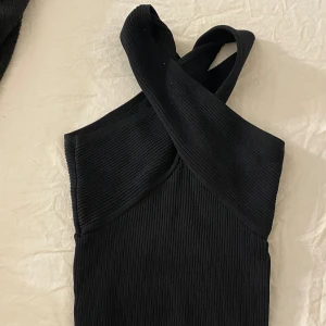   topp från Zara - Snygg svart oneshoulder topp från Zara i ribbat material. Använd ett par ggr super fin material
