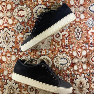 Lanvins - Hej! Säljer nu mina skor från märket Lanvin , storlek 41,  väldigt bra skick , tveka inte på att höra av dig om du har frågor eller funderingar kring skorna!