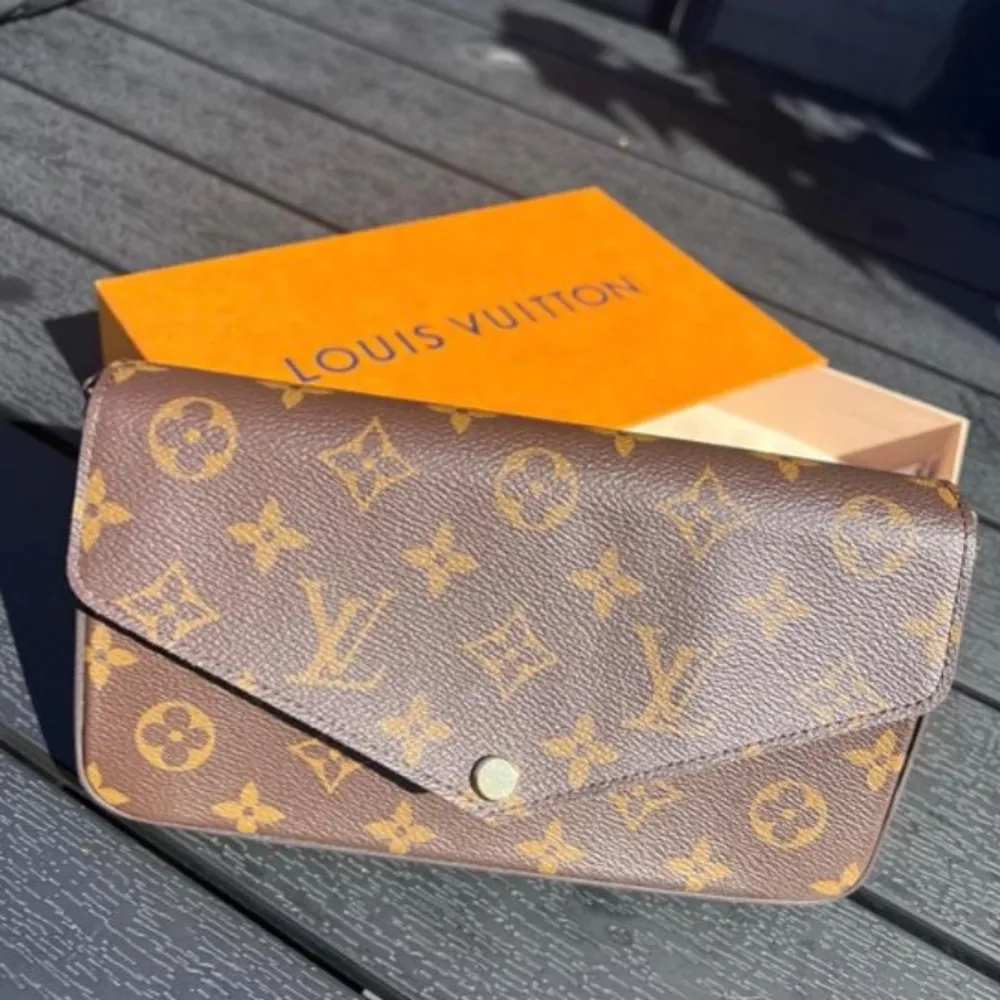 Snygg brun väska från Louis Vuitton med det klassiska monogrammönstret i guld. Kommer med originalförpackning. Knappt använt och kostar 14.400kr nypris.. Laukut & Käsilaukut.