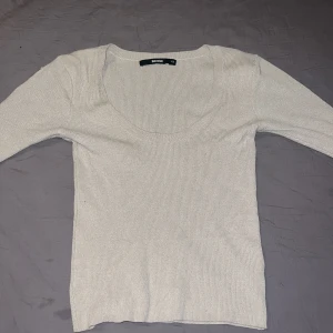 Beige ribbad topp från Bik Bok - Säljer en bik box top är ej använd passar jättebra med jeans och med kjol❤️