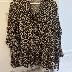 Blus leopard - Fin blus i leopardmönster