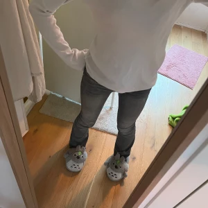 Vit långärmad tröja från Ralph Lauren - Säljer en stilren vit långärmad tröja från Ralph Lauren med en liten broderad logga på bröstet. Perfekt för en avslappnad och snygg look. Passar bra till jeans eller kjol. Lite för stor på mig som är storlek S