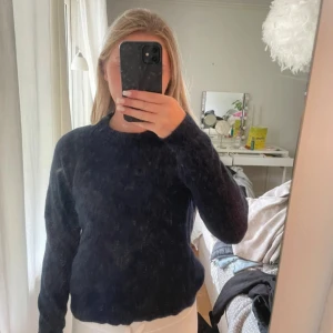 Mörkblå tröja från Zara - jätteskönt stickad fin tröja, kommer tyvärr inte till användning 