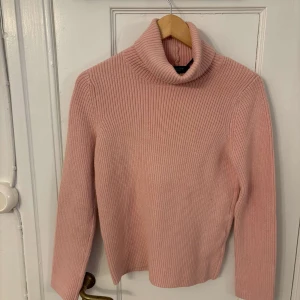 Rosa stickad polotröja från Selected Femme - Säljer en mysig rosa stickad polotröja från Selected Femme. Tröjan har en hög polokrage och långa ärmar, perfekt för kyliga dagar. Den är i storlek XS och passar utmärkt för både höst och vinter.